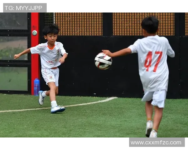 石膏娃娃小熊足球明星的奇幻冒险之旅与梦想追逐