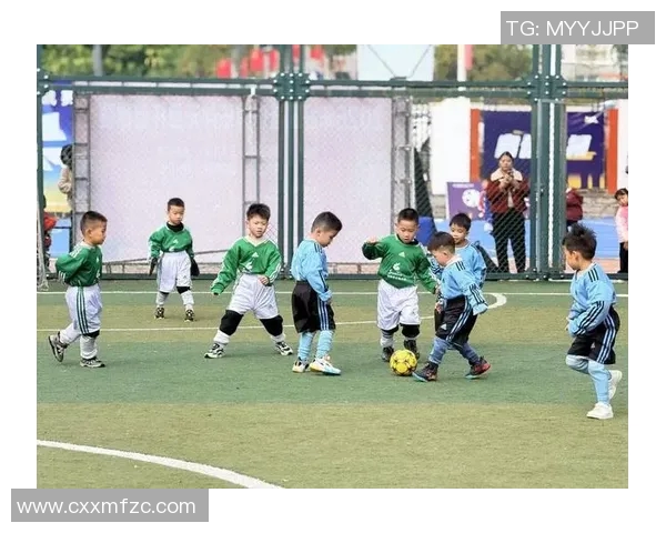 小朋友热情招呼足球明星展现童真与偶像的美好瞬间 小朋友热情招呼足球明星展现童真与偶像的美好瞬间